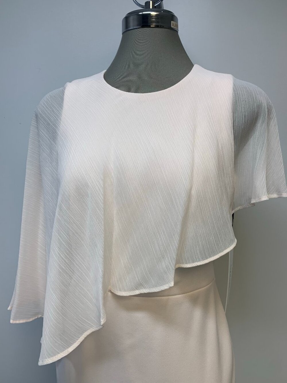 Calvin Klein Elegant PETAL Light Pink Crepe Sheath with Cape Sleeves - Picture 2 of 4